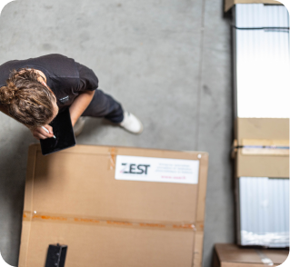 Technicien de Zest faisant la liste des stocks