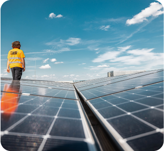 Technicien Zest en gilet jaune travaillant sur une installation de panneaux solaires