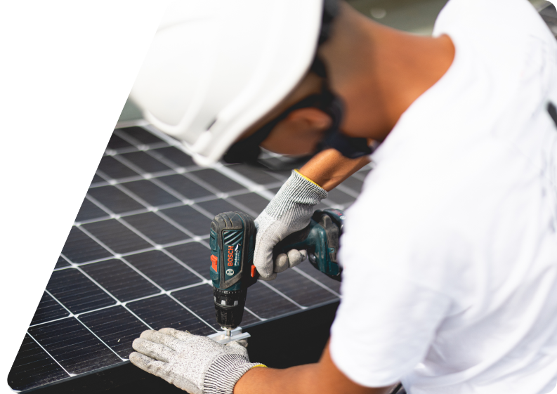 Techinicien Zest installant un panneau solaire