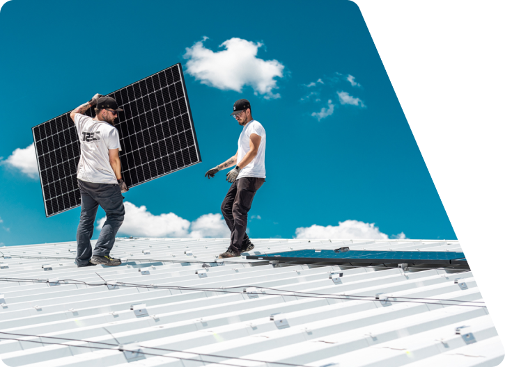 2 techniciens Zest installant des panneaux solaire, un technicien porte un panneau solaire