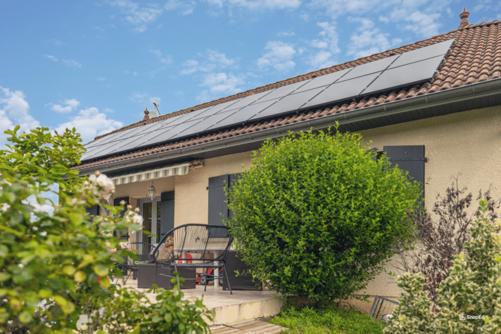 Maison avec installation solaire sur toiture en tuiles et jardin
