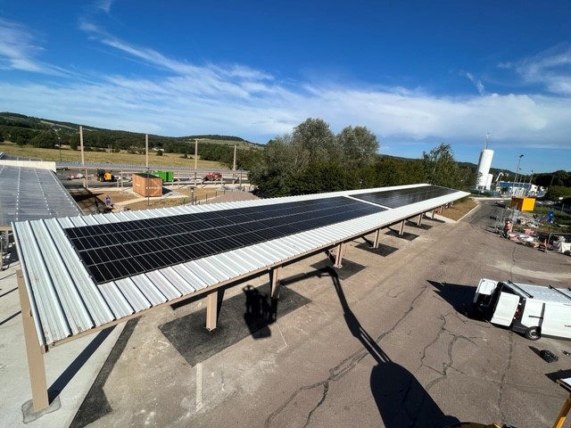 Installation d'ombrières photovoltaïques sur un site industriel