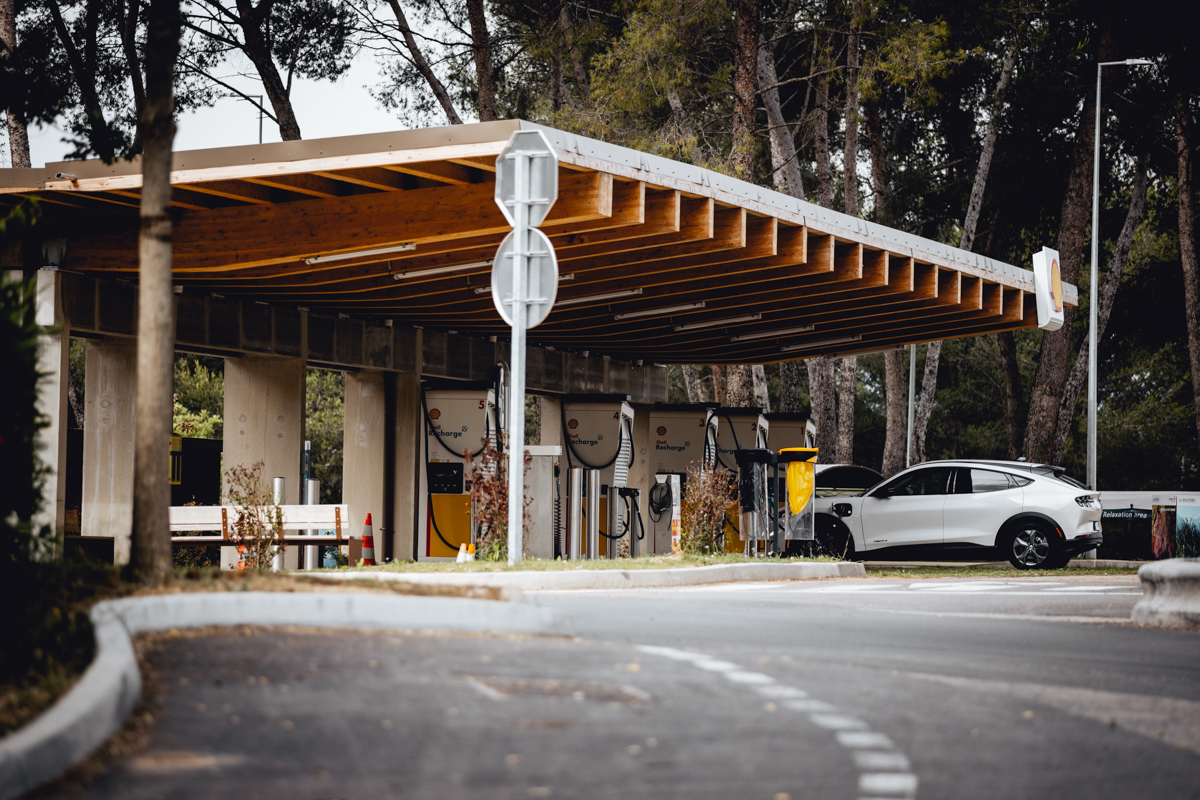 Station-service avec toiture en bois et éolienne verticale