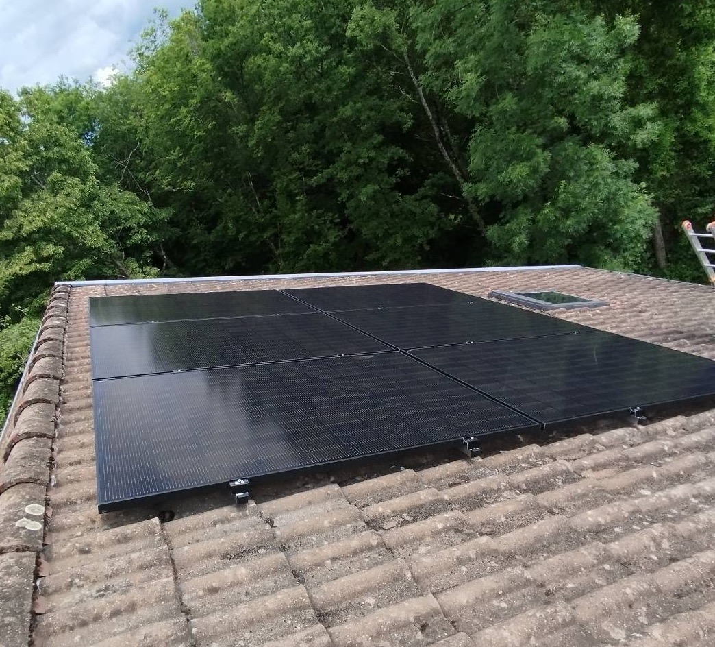 Panneaux solaires installés sur toiture en tuiles