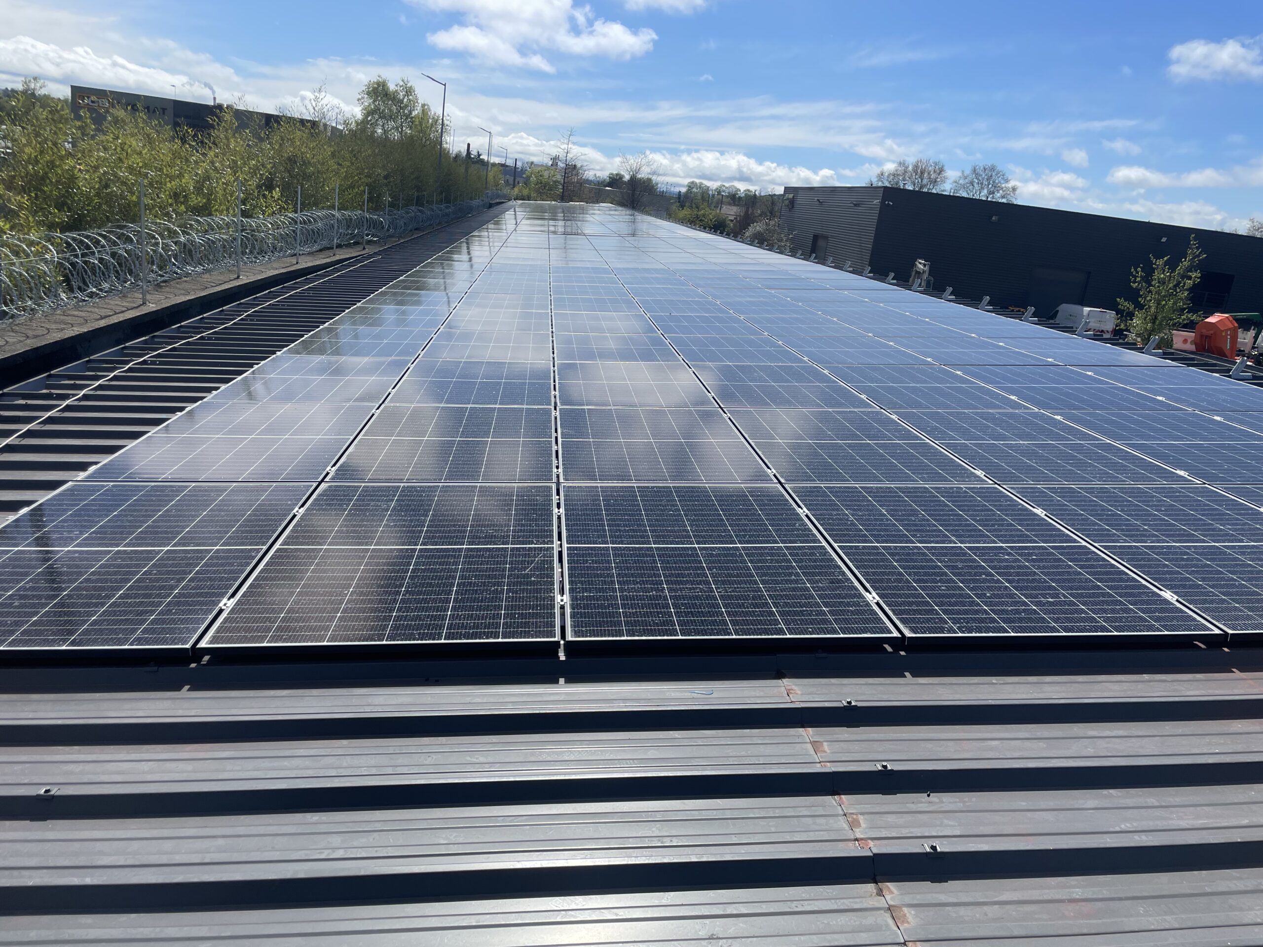 Panneaux solaires installés sur toiture de bâtiment industriel