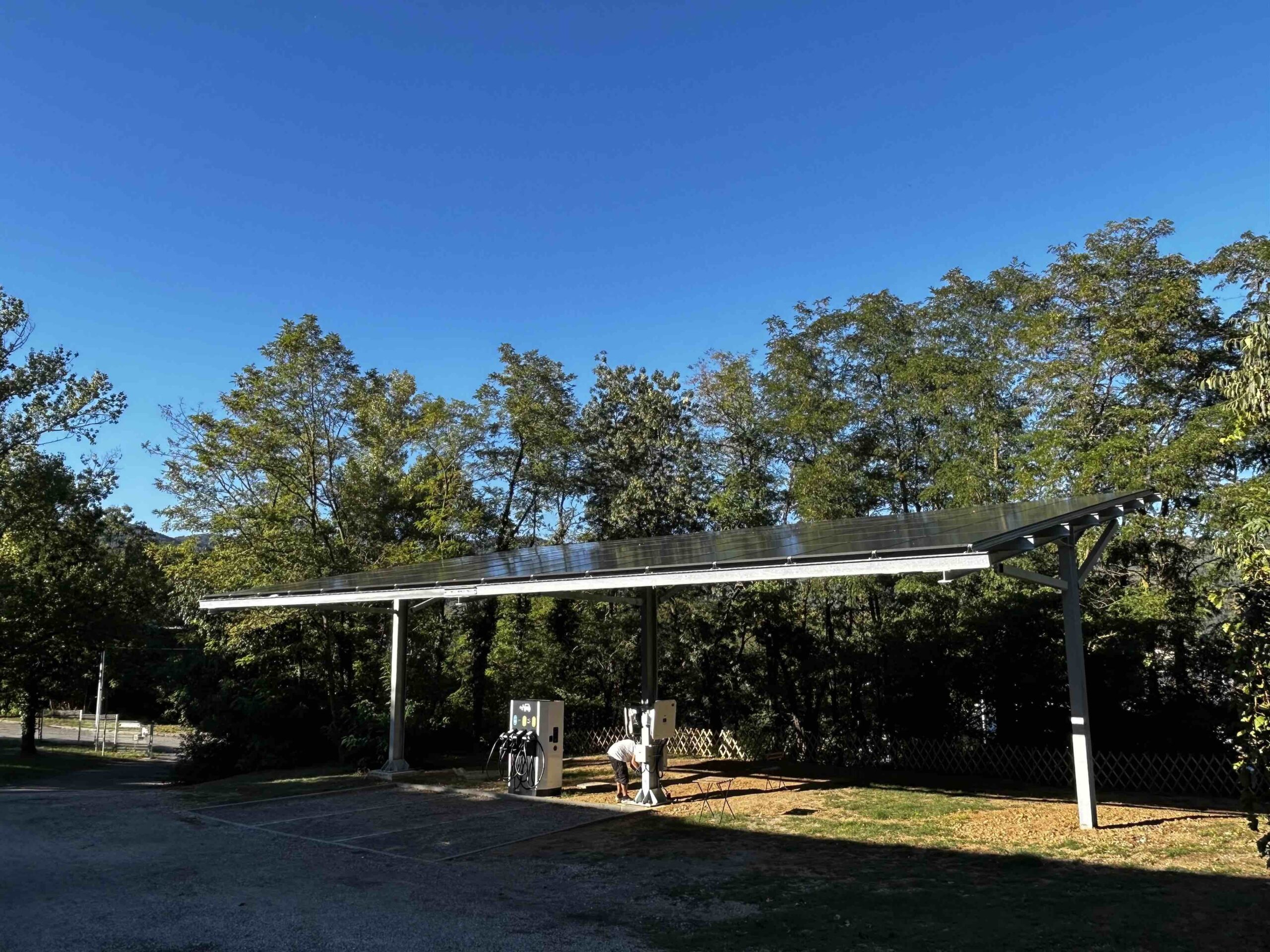carport photovoltaïque avec station de recharge pour voitures électriques