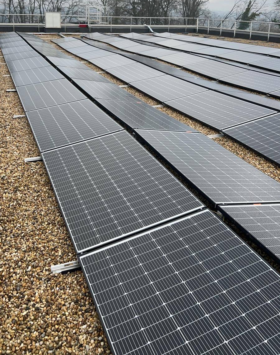 Installation de panneaux solaires sur toiture-terrasse avec système de lestage