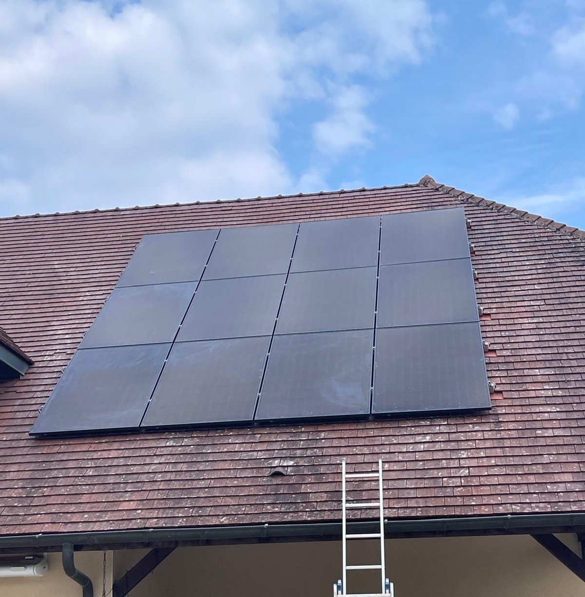 Panneaux solaires noirs intégrés sur toiture en tuiles