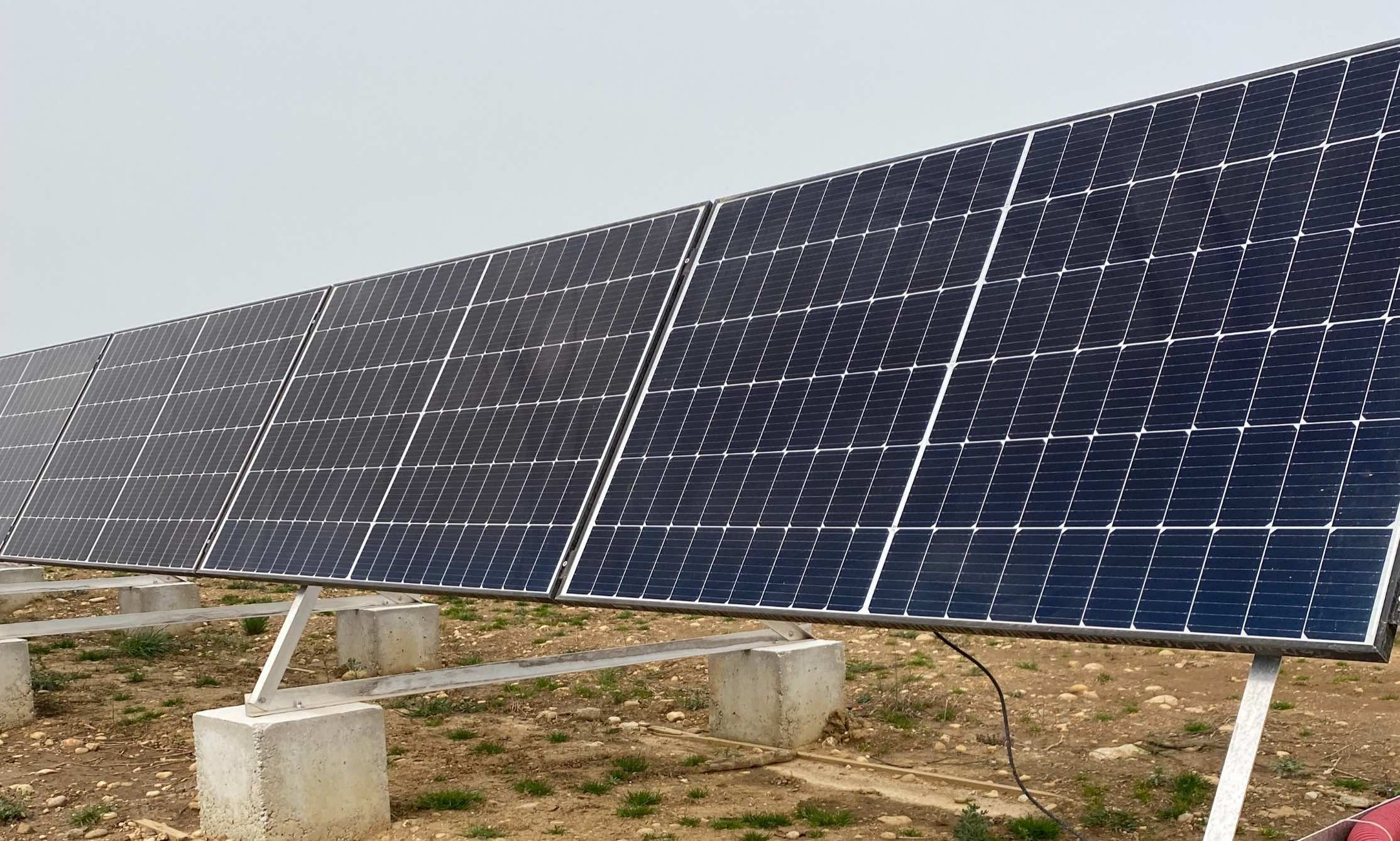 Panneaux solaires au sol montés sur structures béton