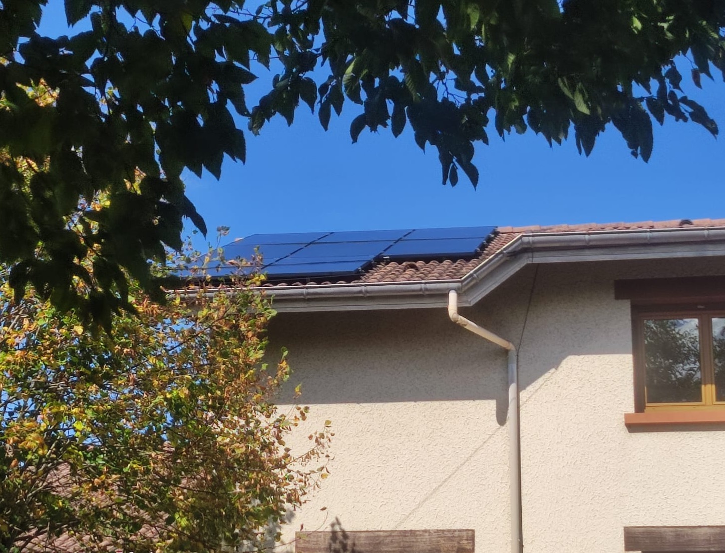 Maison avec panneaux solaires sur toiture