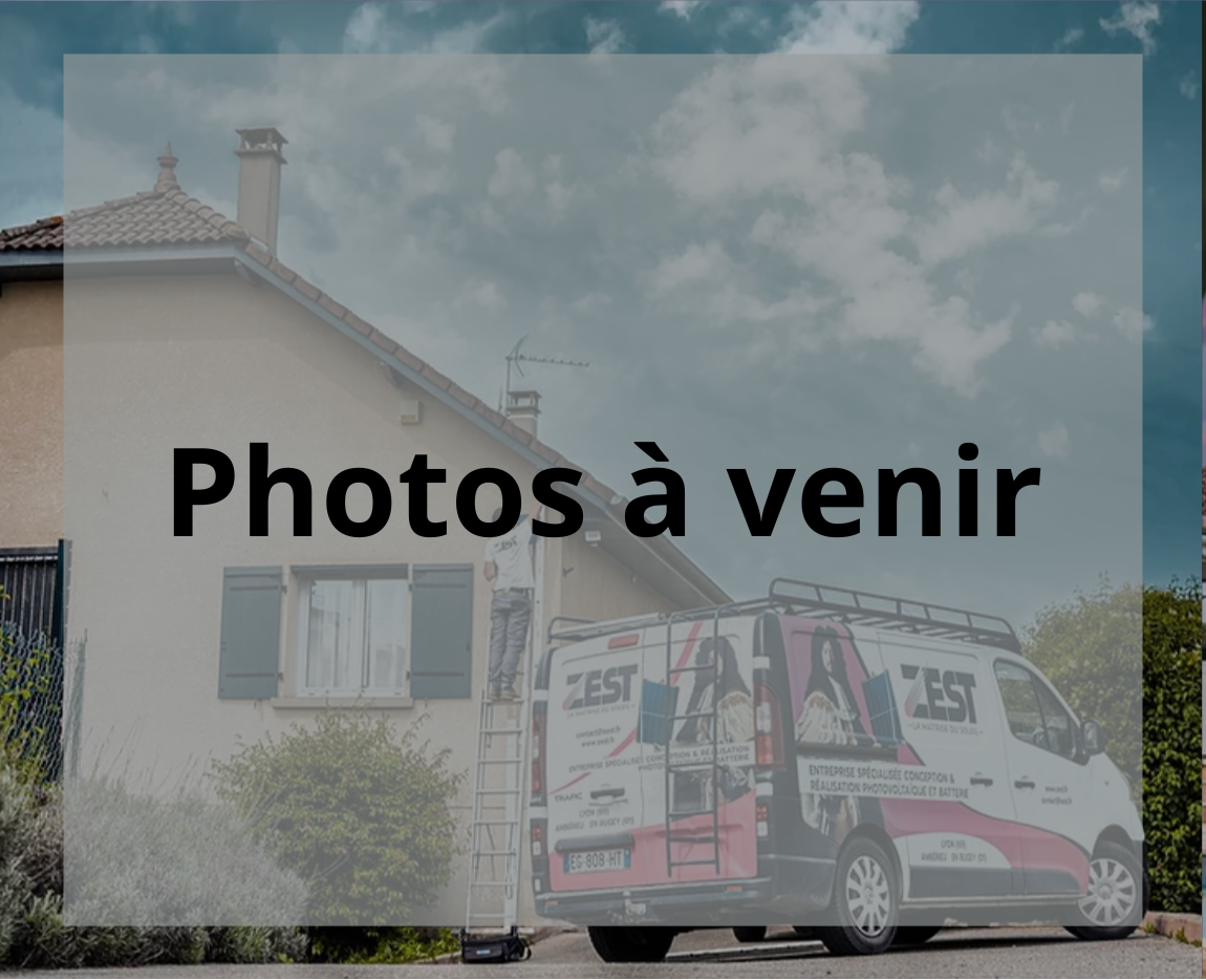 Image d'attente avec camion d'installation devant une maison et texte 'Photos à venir