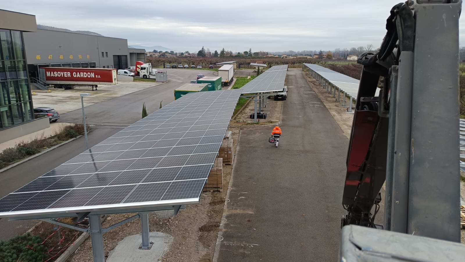 Chantier d'installation d'ombrières photovoltaïques sur parking d'entreprise