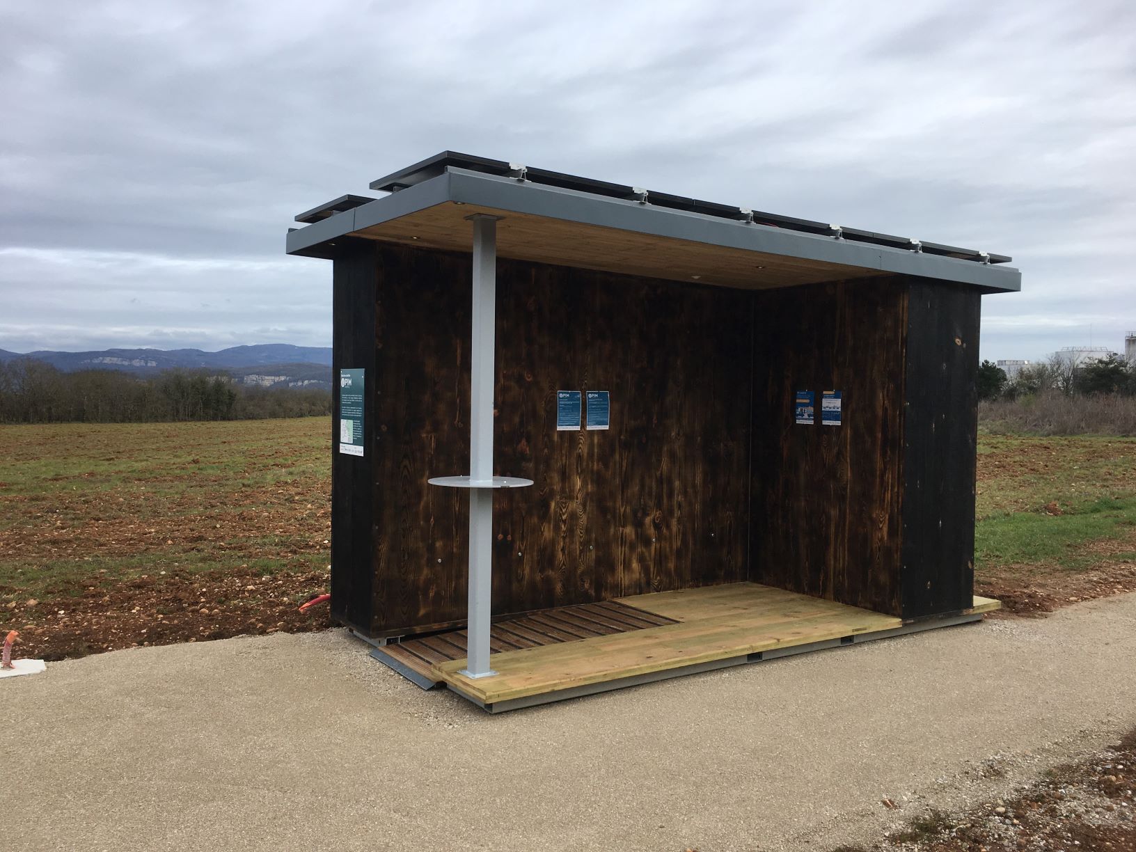 en bois avec panneaux solaires sur le toit