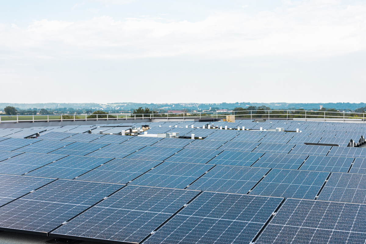 Grande installation photovoltaïque sur toiture industrielle