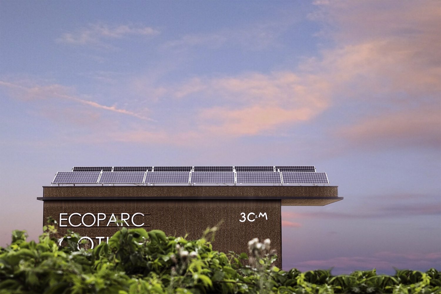 Bâtiment Ecoparc avec panneaux solaires sur le toit au coucher du soleil