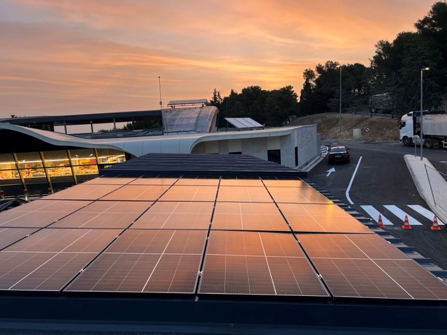 Panneaux solaires sur toit de bâtiment moderne au coucher du soleil