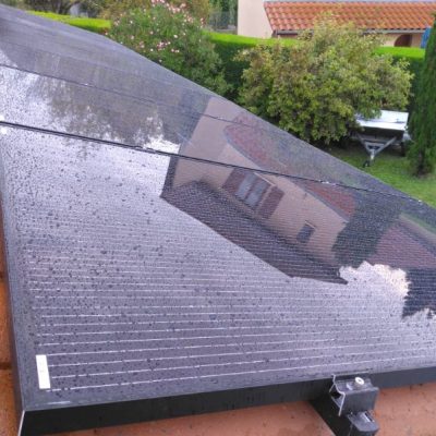 Panneaux photovoltaïques installés sur une toiture en tuile