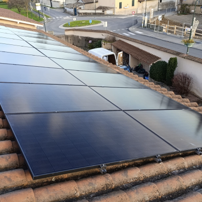 Panneaux solaires installés sur toiture en tuiles