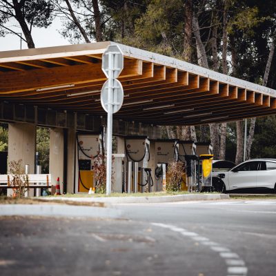 Station-service avec toiture en bois et éolienne verticale