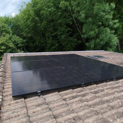 Panneaux solaires installés sur toiture en tuiles