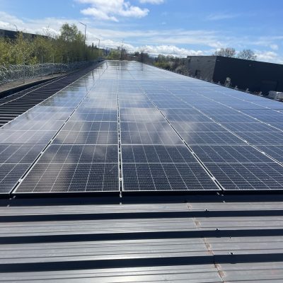 Panneaux solaires installés sur toiture de bâtiment industriel