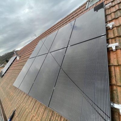 Installation de panneaux solaires sur toiture en tuiles anciennes