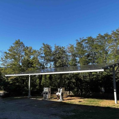 carport photovoltaïque avec station de recharge pour voitures électriques
