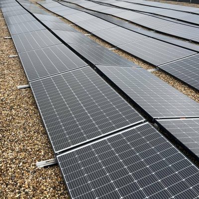 Installation de panneaux solaires sur toiture-terrasse avec système de lestage