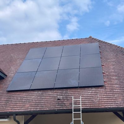 Panneaux solaires noirs intégrés sur toiture en tuiles