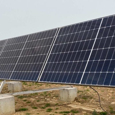 Panneaux solaires au sol montés sur structures béton