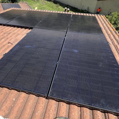 Panneaux photovoltaïques installés sur une toiture en tuile