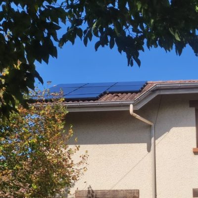Maison avec panneaux solaires sur toiture