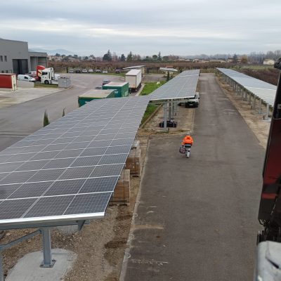 Chantier d'installation d'ombrières photovoltaïques sur parking d'entreprise