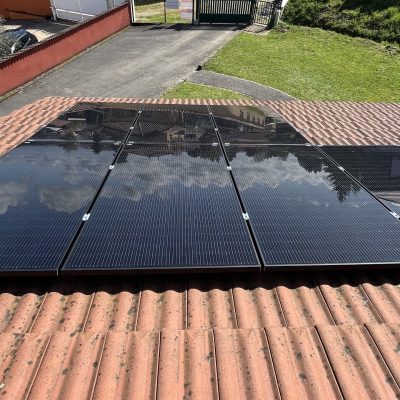 Panneaux solaires installés sur toiture en tuiles canal vues du toit