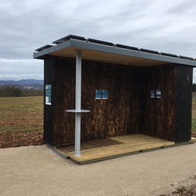 en bois avec panneaux solaires sur le toit