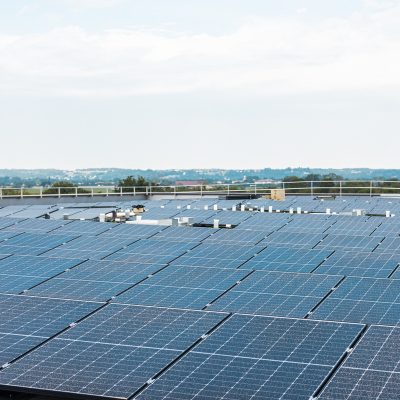 Grande installation photovoltaïque sur toiture industrielle