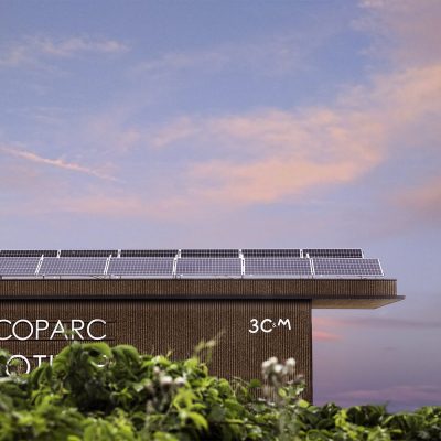 Bâtiment Ecoparc avec panneaux solaires sur le toit au coucher du soleil