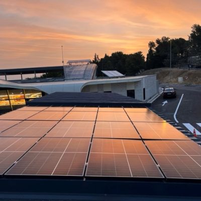 Panneaux solaires sur bâtiment moderne au coucher du soleil